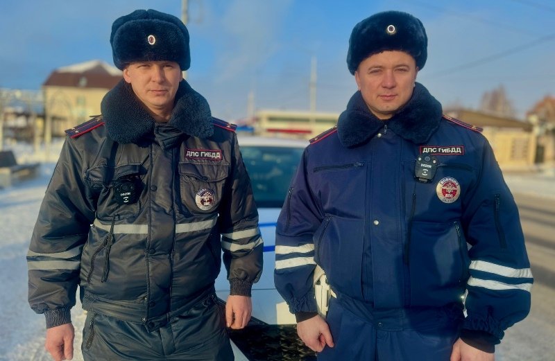 В Емельяновском районе автоинспекторы оказали помощь замерзающей на трассе семье
